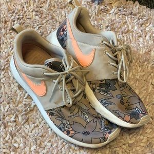 Women’s Nike shoes size 7